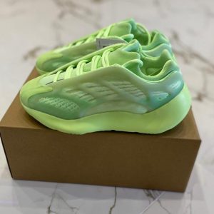 Кроссовки женские Adidas Yeezy Boost 700 V3 Green Glow